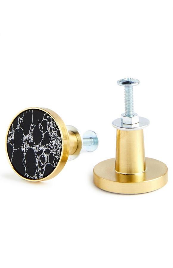 Tiradores para muebles efecto mármol (4.50 euros).