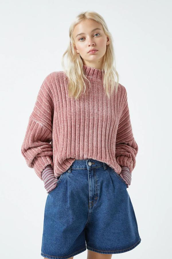 Disponible en varios colores, este suave jersey de canalé en tejido de chenilla cuenta con cuello alto y tiene un precio rebajado de 9,99 euros.