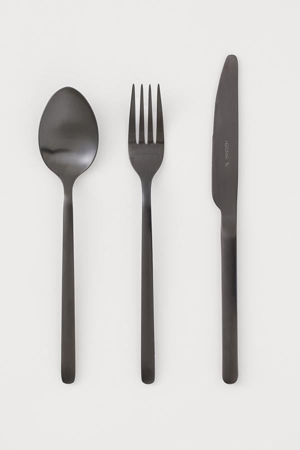 Disponible en varios tonos, este pack de tres cubiertos de color negro con acabado mate está formado por cuchara, tenedor y cuchillo de acero inoxidable y tiene un precio de 9,99 euros.