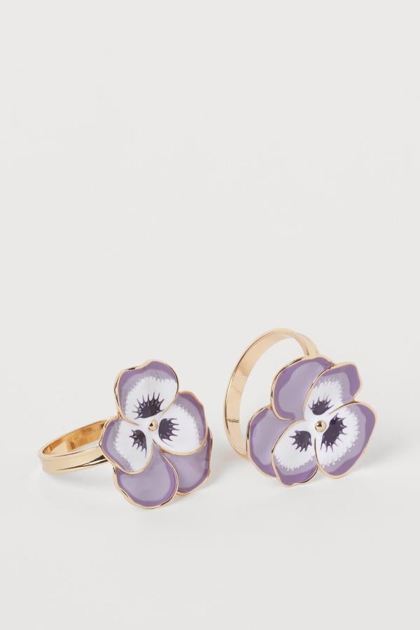 Este pack con dos servilleteros de metal con adorno en forma de flor en dorado y violeta tiene un precio de 7,99 euros.