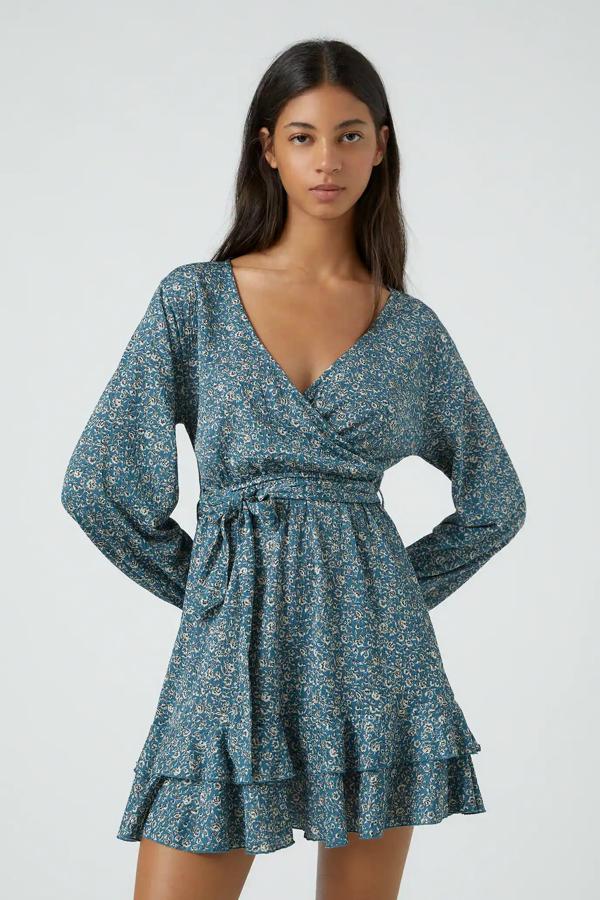 Disponible en azul o en naranja, este vestido mini con estampado de flores cuenta con escote de pico y volante en el bajo. Tiene un precio rebajado de 5,99 euros.