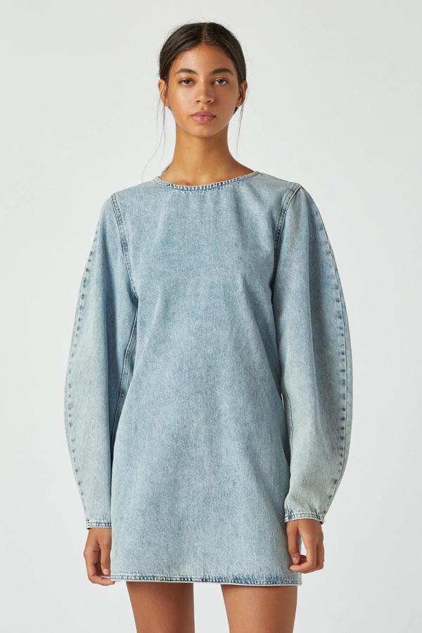 Este vestido mini en tejido vaquero de color azul claro cuenta con detalle de volumen en la manga y está confeccionado en 100% algodón. Tiene un precio rebajado de 9,99 euros.