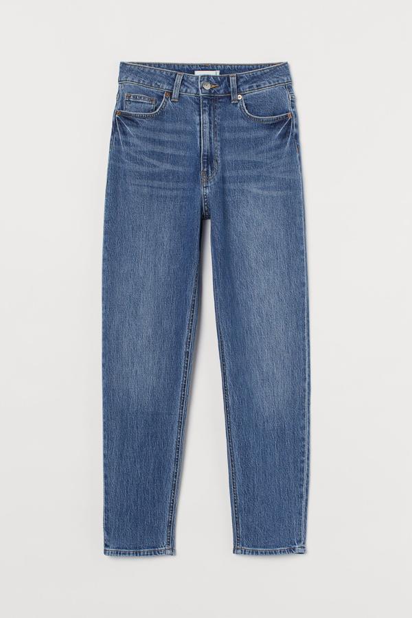 Disponibles en dos tonos de azul, blanco, negro y gris, estos vaqueros de H&M en denim ligeramente elástico con talle extraalto, perneras pitillo y confeccionado en algodón parcialmente reciclado. Cuesta 24,99 euros y podemos encontrarlos entre las tallas 32 y 50.