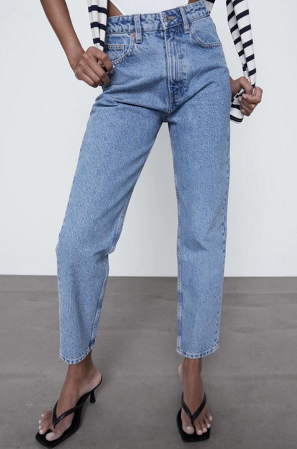 Disponible en cuatro tonos de azul diferentes, estos vaqueros de Zara de tiro alto con diseño mom fit, tiro alto y bajo tobillero. Confeccionado 100% algodón sostenible, tienen un precio de 25,95 euros y podemos encontrarlos entre las tallas 32 y 46.