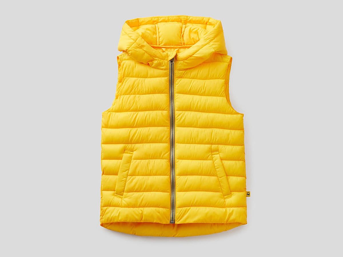 Chaleco amarillo con capucha, de Benetton (29,95 euros).
