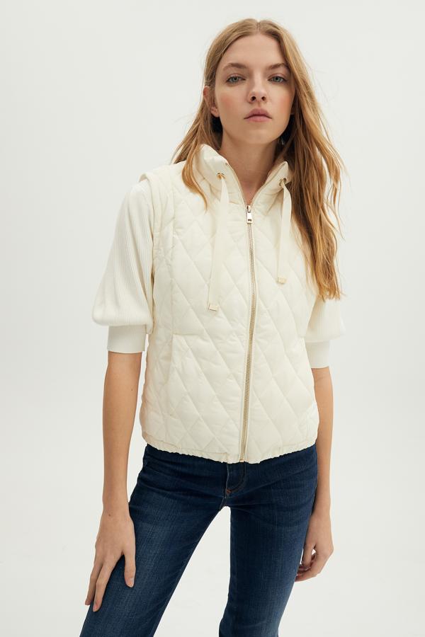 Chaleco corto en color crudo con lazada, de Sfera (19,99 euros).