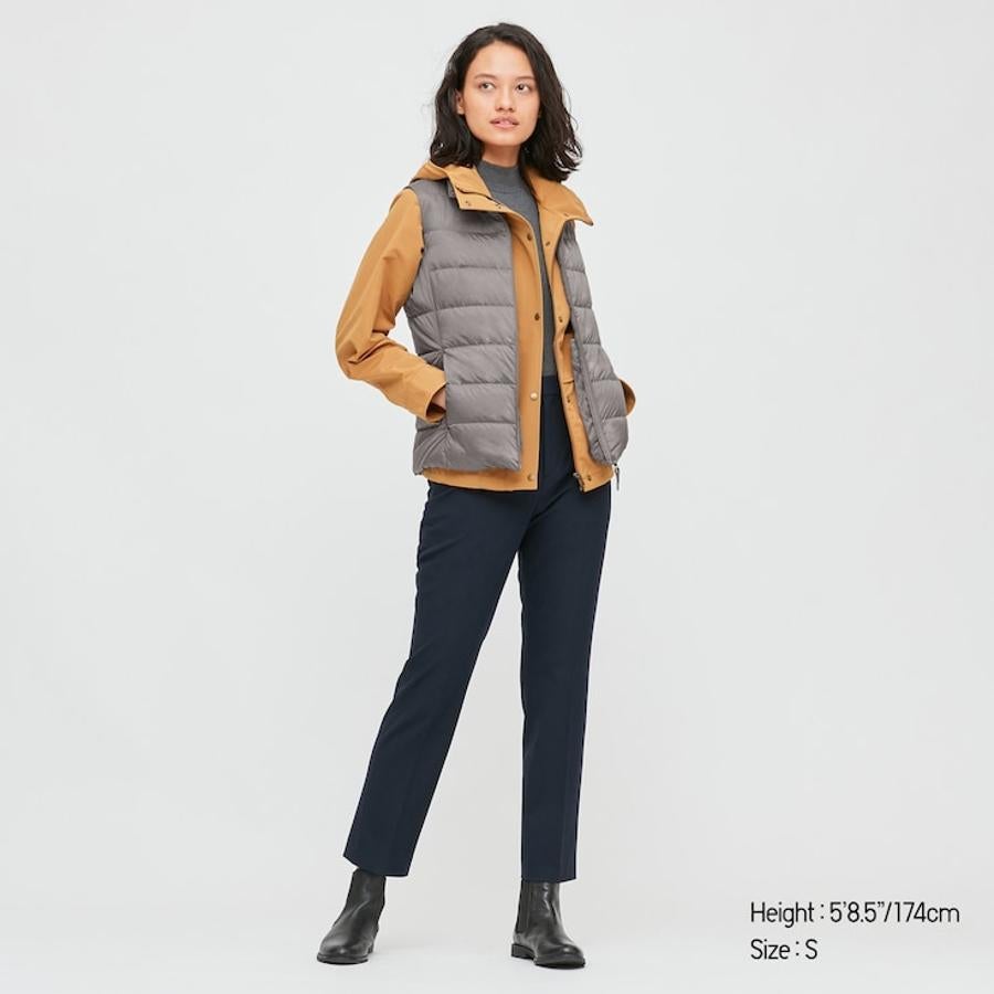 Chaleco acolchado fino en color gris, de Uniqlo (39,90 euros).