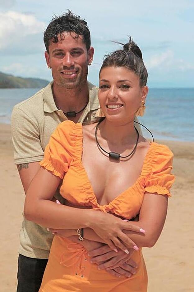 En la pareja de Diego y Lola ella era la celosa... pero también es la que ha acabado en la piscina con Carlos.