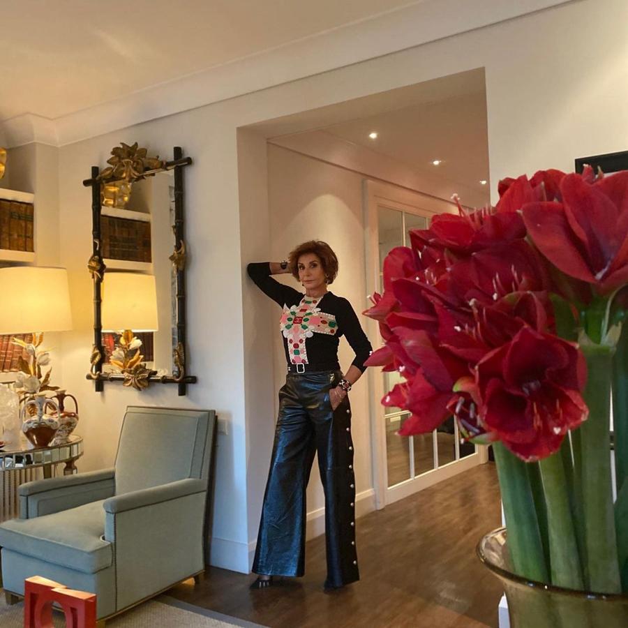 Las prendas de cuero y efecto piel aportarán un toque de plena tendencia y muy cañero a nuestro look, y viendo este estilismo de Naty Abascal, confirmamos que no solo están reservadas para las veinteañeras.