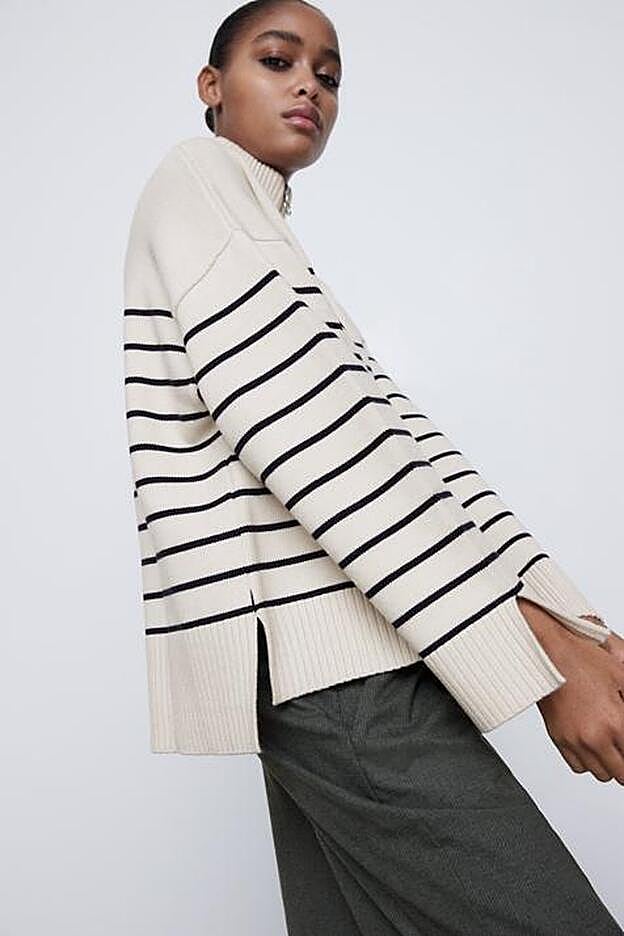 Jersey de rayas con cuello subido de la nueva colección de Zara (29,95 euros)