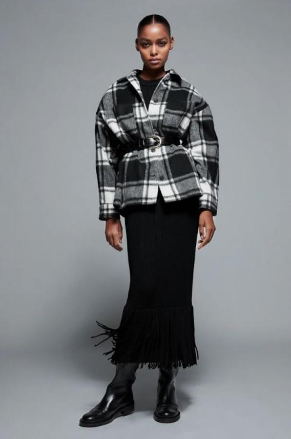 Esta sobrecamisa de cuadros en negro y blanco pasa de 39.95 a 19.99 euros en los Special Prices de Zara.