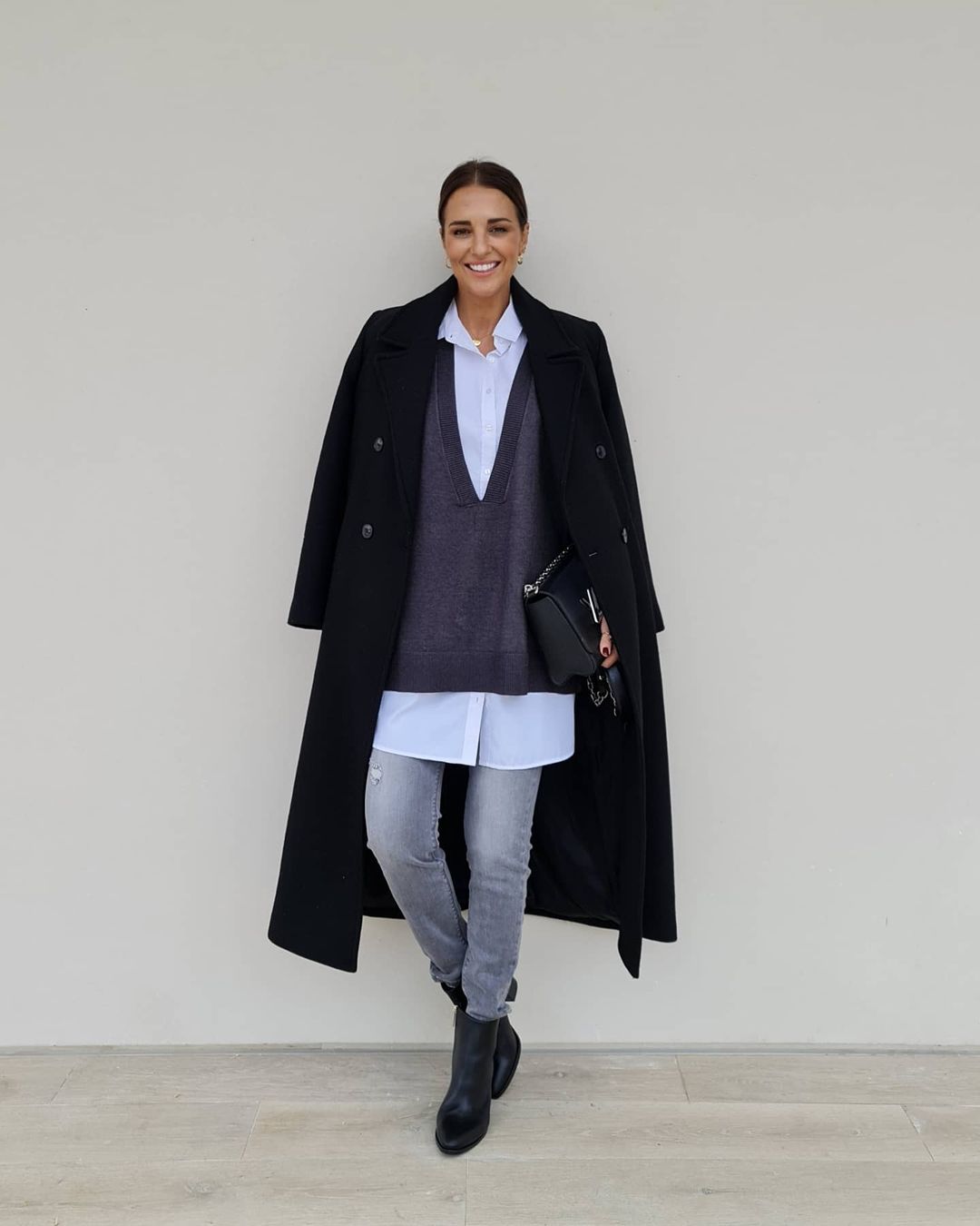 Sin duda, uno de nuestros favoritos es  este maxi abrigo negro de Mango que lució Paula Echevarría  y que no tardó en agotarse.