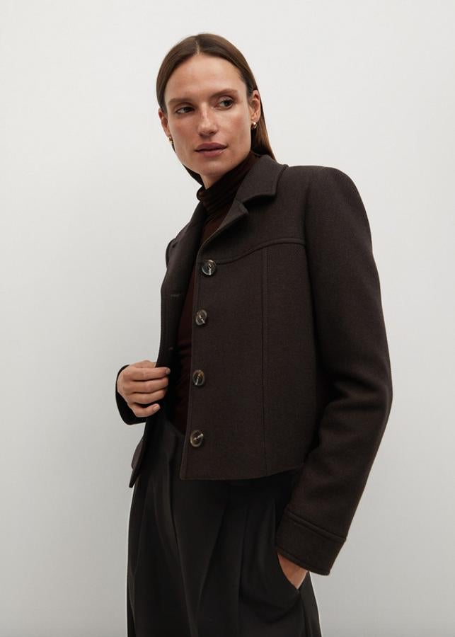 Confeccionada en lana, con diseño cropped estructurado, cuello de solapa y cierre de botones frontal a tono, esta chaqueta en color chocolate tiene un precio de 79,99 euros y podemos encontrarla entre las tallas XS y L.