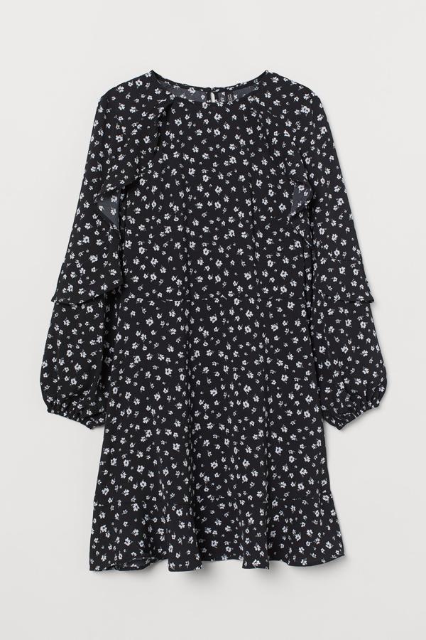 Diseño corto en tejido crepé para este vestido negro con estampado de flores blancas que viene con cuello redondo, mangas globo largas, volantes decorativos frontales y falda con ligero vuelo. De 24,99 euros ha pasado a costar 9,99 euros y está disponible entre las tallas 32 y 36.