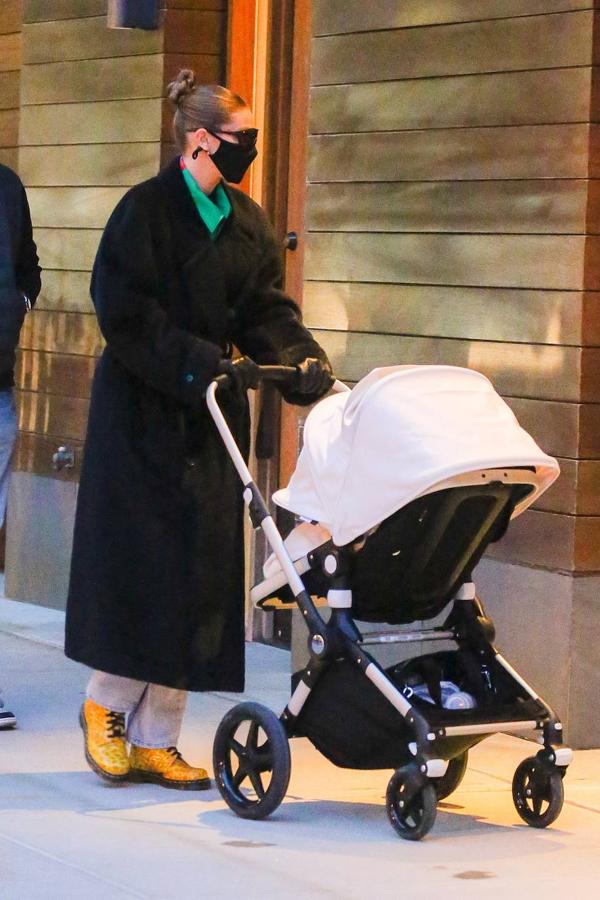 Los volúmenes de los abrigos masculino son perfectos para dar un toque de sobriedad que contrasta con el color subido de tono de los zapatos y la camisa.