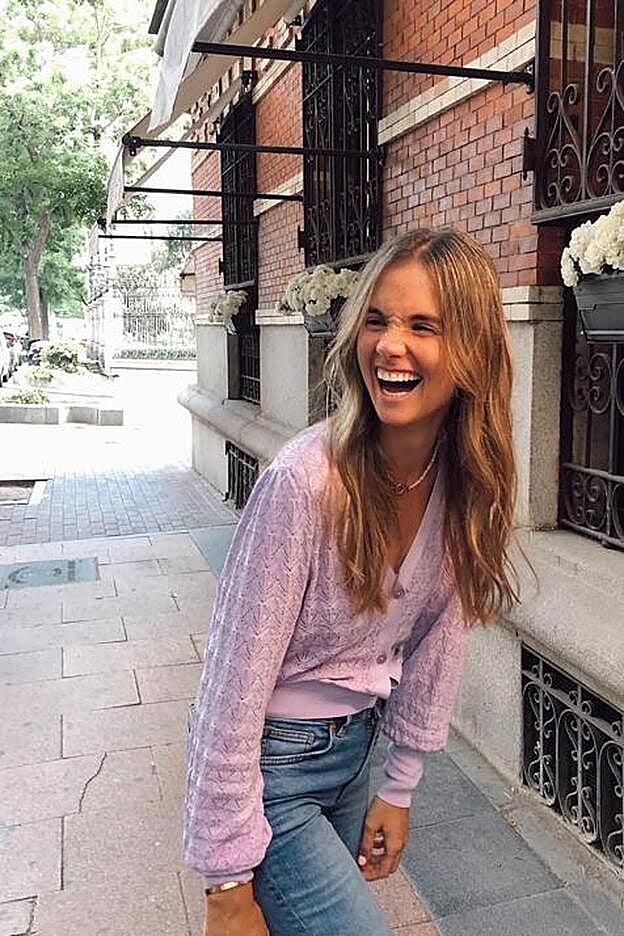 Este cárdigan combina perfectamente con los clásicos tejanos azules.