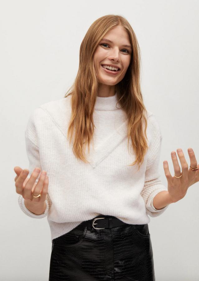 De cuello alto y costura de hombro caída, este jersey blanco de Mango con terminaciones en canalé está rebajado y de 29,99 euros ha pasado a costar 17,99 euros. Solo queda en la talla L.
