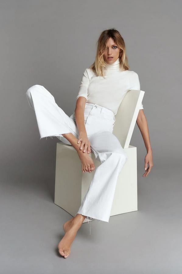 Con cuello subido y manga por debajo del codo, este jersey de punto de Zara en color blanco tiene un precio de 19,95 euros y está disponible entre las tallas S y XXL.