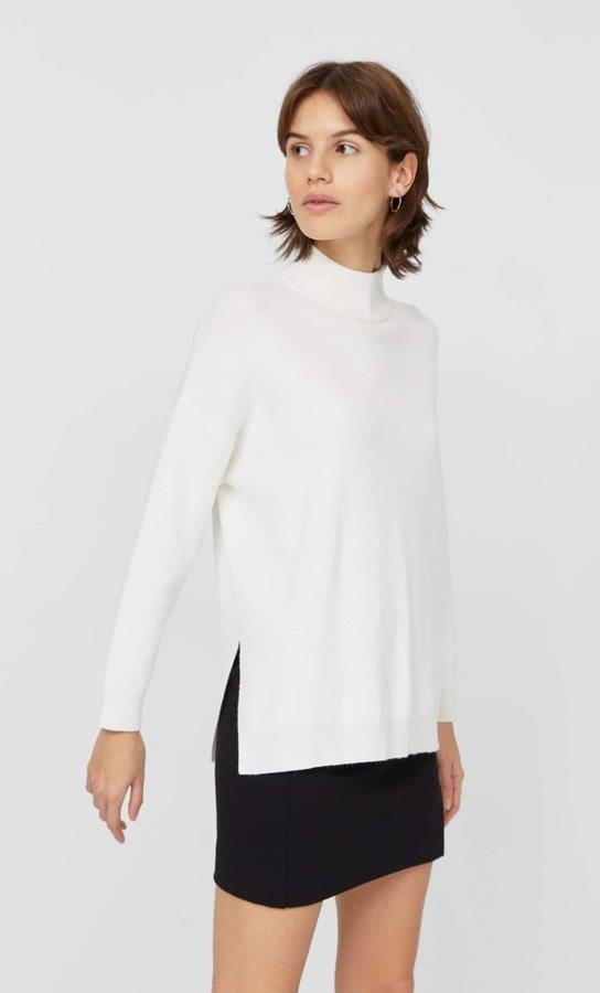 Diseño oversize para este jersey de Stradivarius con cuello perkins y manga larga. Con bajo con aberturas laterales amplias, podemos encontrarlo en las tallas S y M y tiene un precio de 25,99 euros.