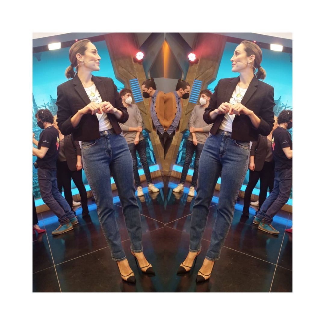 ¿El complemento perfecto de esta blazer cropped? Unos vaqueros de talle alto y pierna recta como estos de &Other Stories, con los que Tamara Falcó consigue un efecto muy favorecedor, marcando cintura y estilizando las piernas. Los salones de Zara, con un empeine muy abierto y acabado transparente, ayudan mucho.