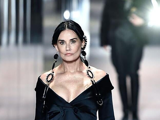 Demi Moore ha aparecido irreconocible ne le desfile de Alta Costura de Fendi.