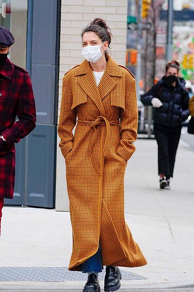 Katie Holmes con abrigo de cuadros.