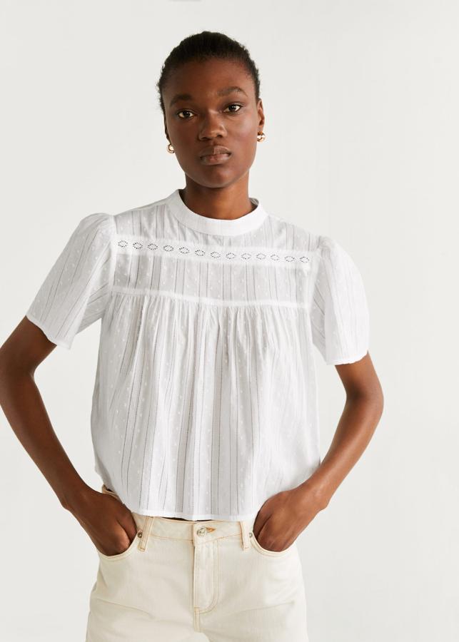Blusa romántica en color blanco con calados y mangas abulloandas de la nueva colección de Mango Outlet (17,99 euros)