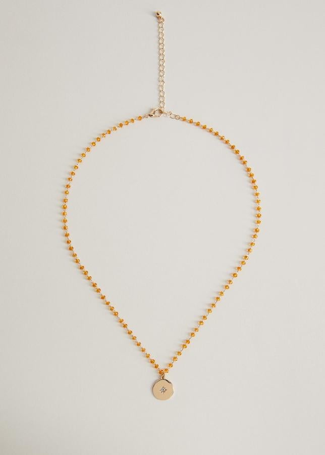 Collar con cuentas de colores y placa dorada de la nueva colección de primavera de Mango Outlet (8,99 euros)