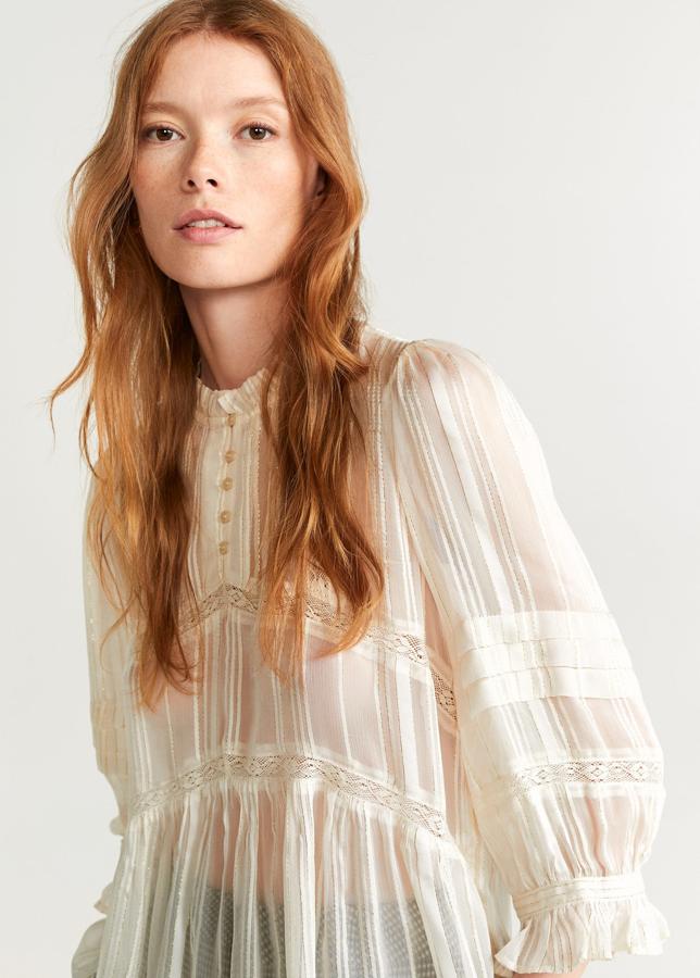 Blusa romántica semitransparente con calados y encaje de Mango Outlet (27,99 euros)