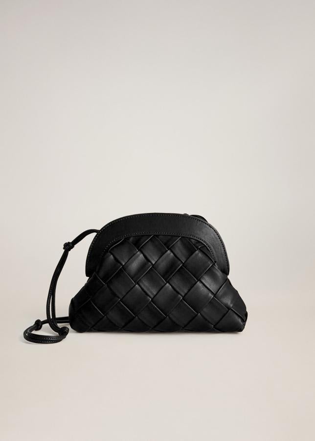 Bolso negro trenzado con asa larga de la nueva colección de Mango Outlet (20,99 euros)