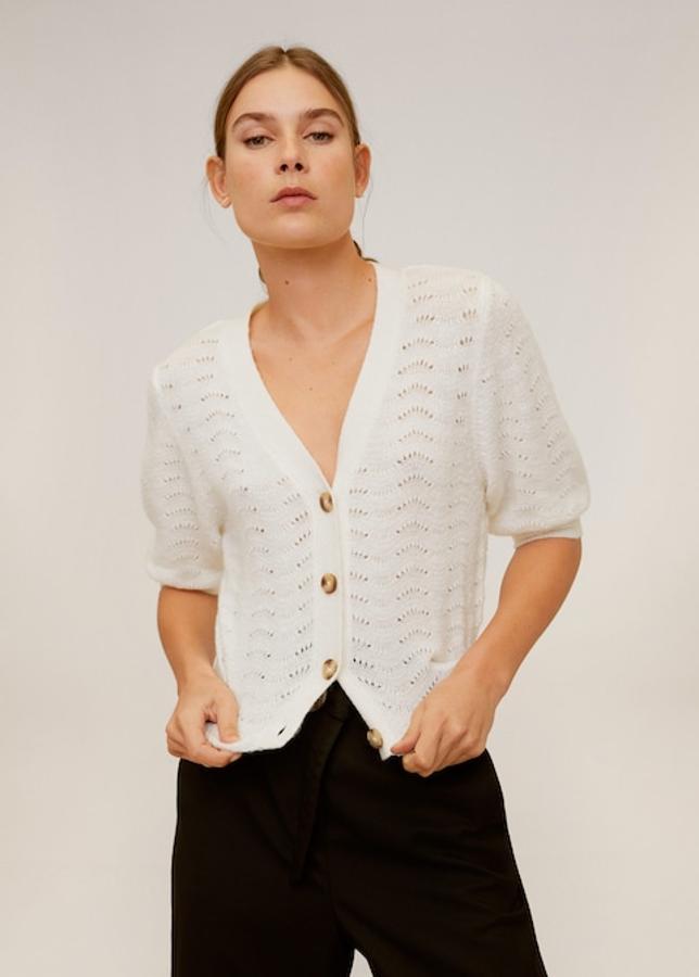 Chaqueta calada en color blanco con mangas abullonadas de Mango Outlet (17,99 euros)