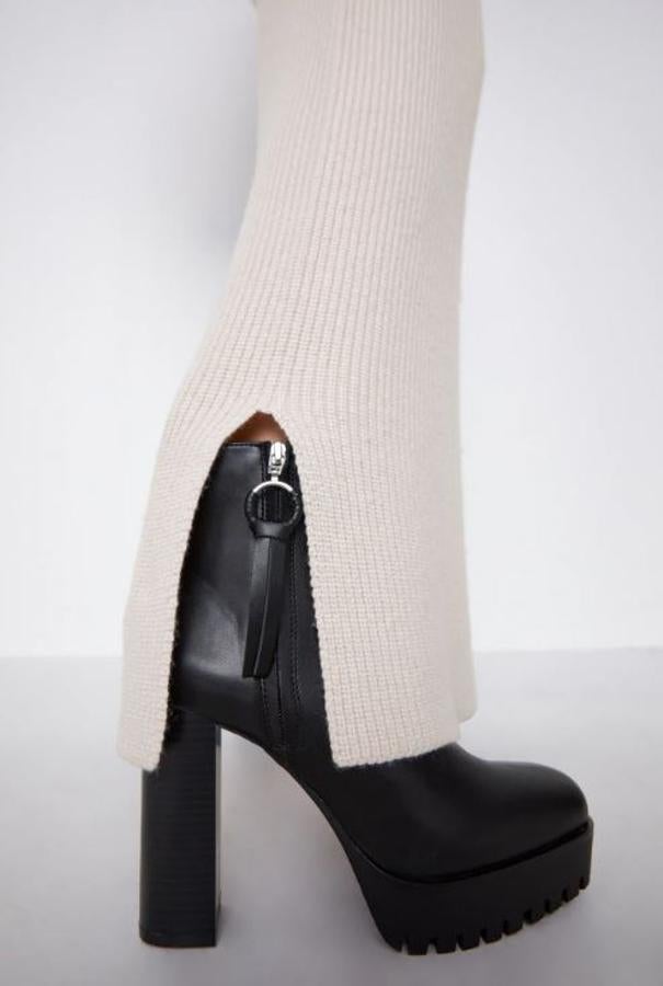 Parecer mucho más alta nunca fue tan cómodo como con estos botines de taconazo y suela track, que ahora etsán rebajados a 25.99 euros en los Special Prices de Zara.