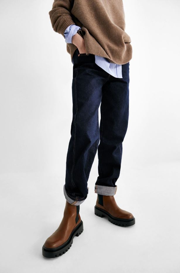 Estos botines con goma elástica y suela track están rebajados a 39.99 euros en los Special Prices de Zara.