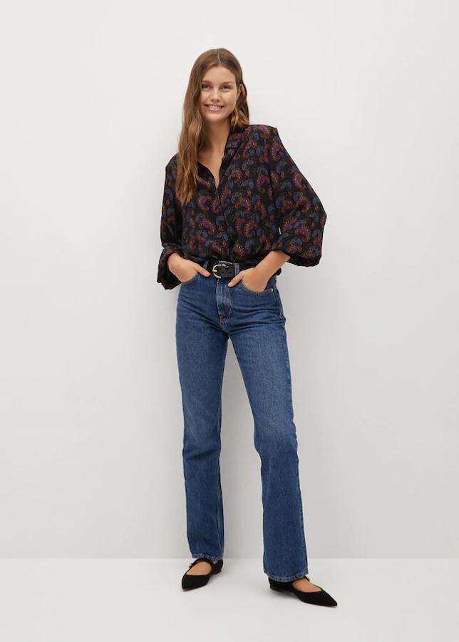 Camisa de estampado paisley de fondo negro y tonos azules y granates: 25,99 euros. Disponible desde la XS hasta la XL.