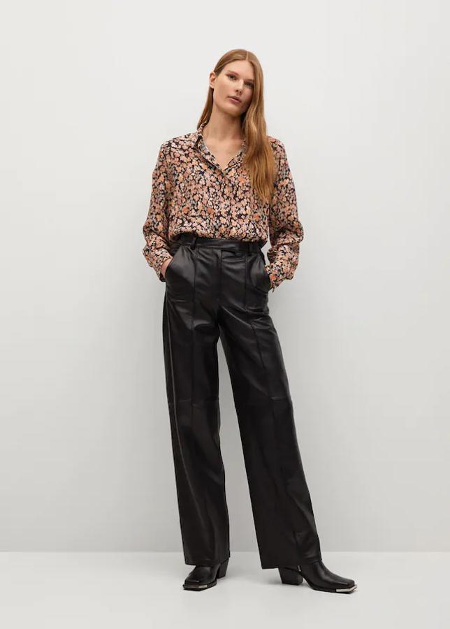 Camisa estampada de flores de fondo negro y tonos naranjas y ocres: 25,99 euros. Desde la XS a la XL.