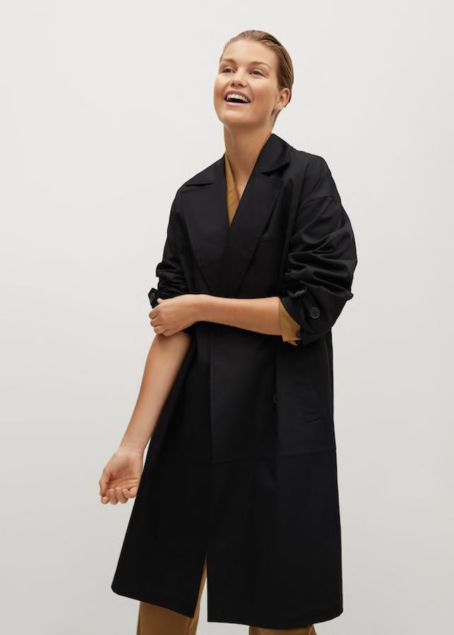 Trench de algodón negro cruzado con doble botonadura, de Mango (39,99 €).