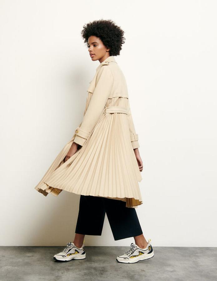 Gabardina con efecto plisado y forro satinado, de Sandro (495 €).