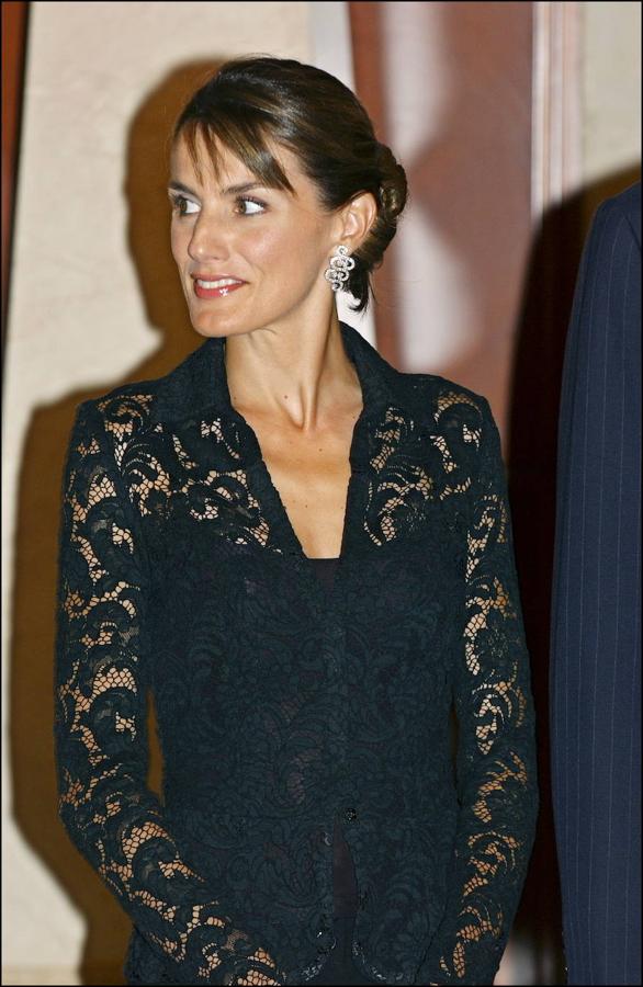 Adoramos sobre todas las cosas un vestido de encaje y un flequillo, sin embargo, este desfilado y ladeado que lució la reina en 2007 no nos termina de convencer.