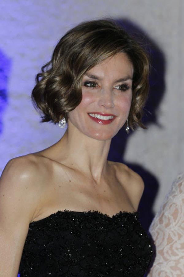 En 2015 la reina llevaba un short bob rizado que no acentuaba mucho sus facciones. Todas hemos pasado por ese momento en la peluquería en la que decimos "corta lo que quieras" y luego nos arrepentimos.