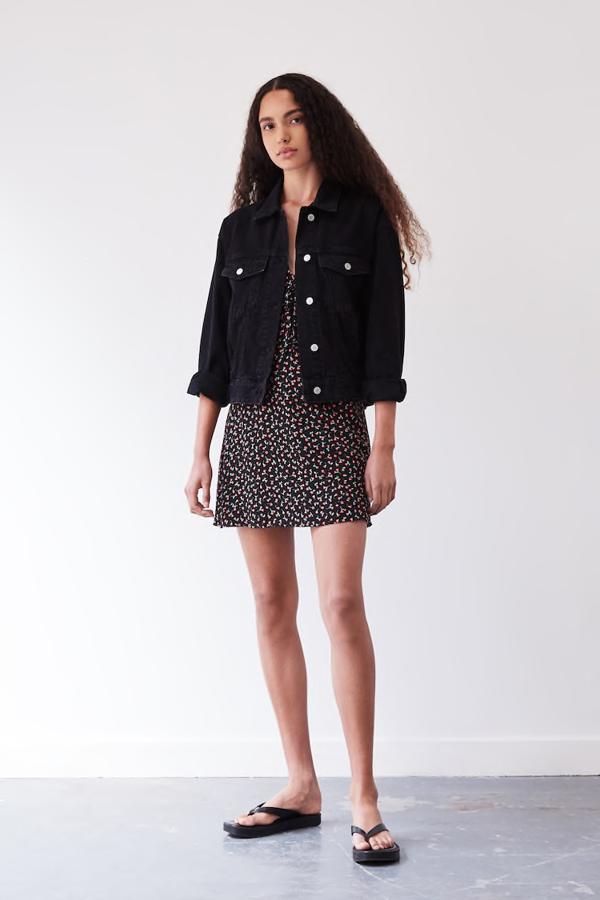 Cazadora vaquera de inspiración 80's, con cuello clásico, silueta oversize, manga larga, cierre de botones, bolsillos delanteros y confeccionada en algodón, de las rebajas de Pull & Bear (9,99 €).