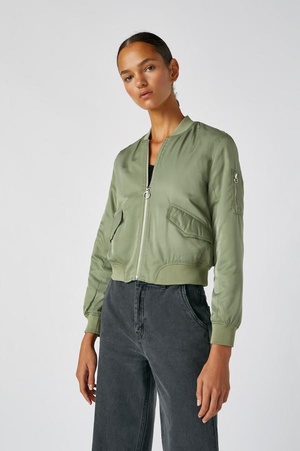 Cazadora bomber básica en varios colores, de manga larga, cierre de cremallera, bolsillos laterales y en manga, cuello clásico en canalé, y rib en bajo y puños, de las rebajas de Pull & Bear (9,99 €).