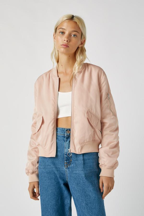 Cazadora bomber básica en varios colores, de manga larga, cierre de cremallera, bolsillos laterales y en manga, cuello clásico en canalé, y rib en bajo y puños, de las rebajas de Pull & Bear (9,99 €).