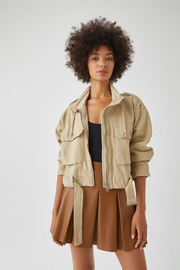 Cazadora de algodón con bolsillos de tapeta en la parte delantera, de manga larga, con cinturón en el bajo y cierre de cremallera, de las rebajas de Pull & Bear (9,99 €).