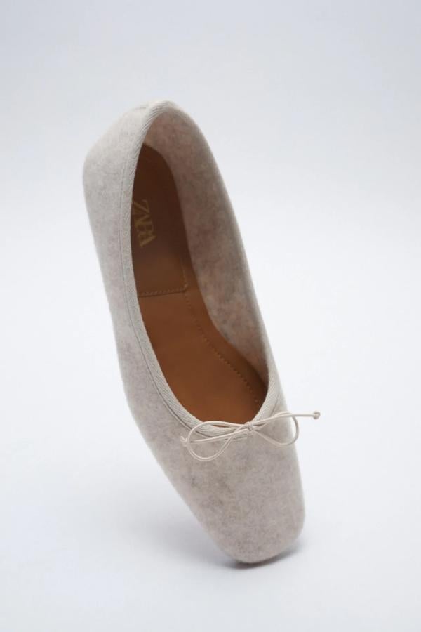 Bailarinas de fieltro color arena: 19,95 euros. Del número 35 al 42.