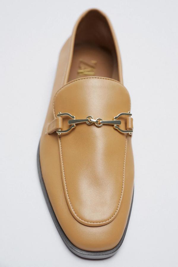 Mocasines planos de piel de color camel con hebilla dorada: 39,95 euros. De la talla 35 a la 42.