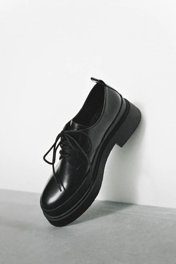 Zapatos blucher negros de cordones: 35,95 euros. Disponible de las tallas 35 al 42.