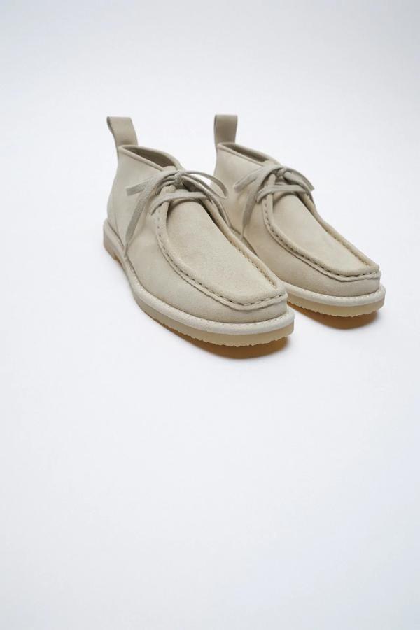 Zapatos planos abotinados de piel beige con suela gruesa de serraje: 79,95 euros. Desde el 36 al 41.