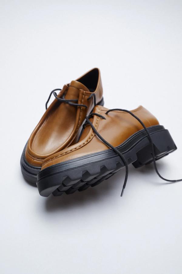 Zapatos planos de piel color marrón con pespuntes y suela track: 49,95 euros. Del 36 al 42.