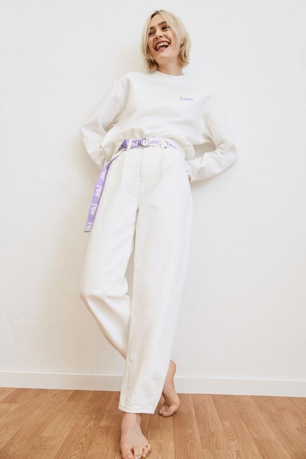 En color blanco y denim mezcla de algodón orgánico y algodón reciclado, este pantalón vaquero de talle extraalto con cierre de cremallera y botón y perneras pitillo ligeramente redondeadas con pliegue en los bajos solo está disponible en la web de la firma por 34,99 euros y está disponible en las tallas 40, 44, 48 y 50.