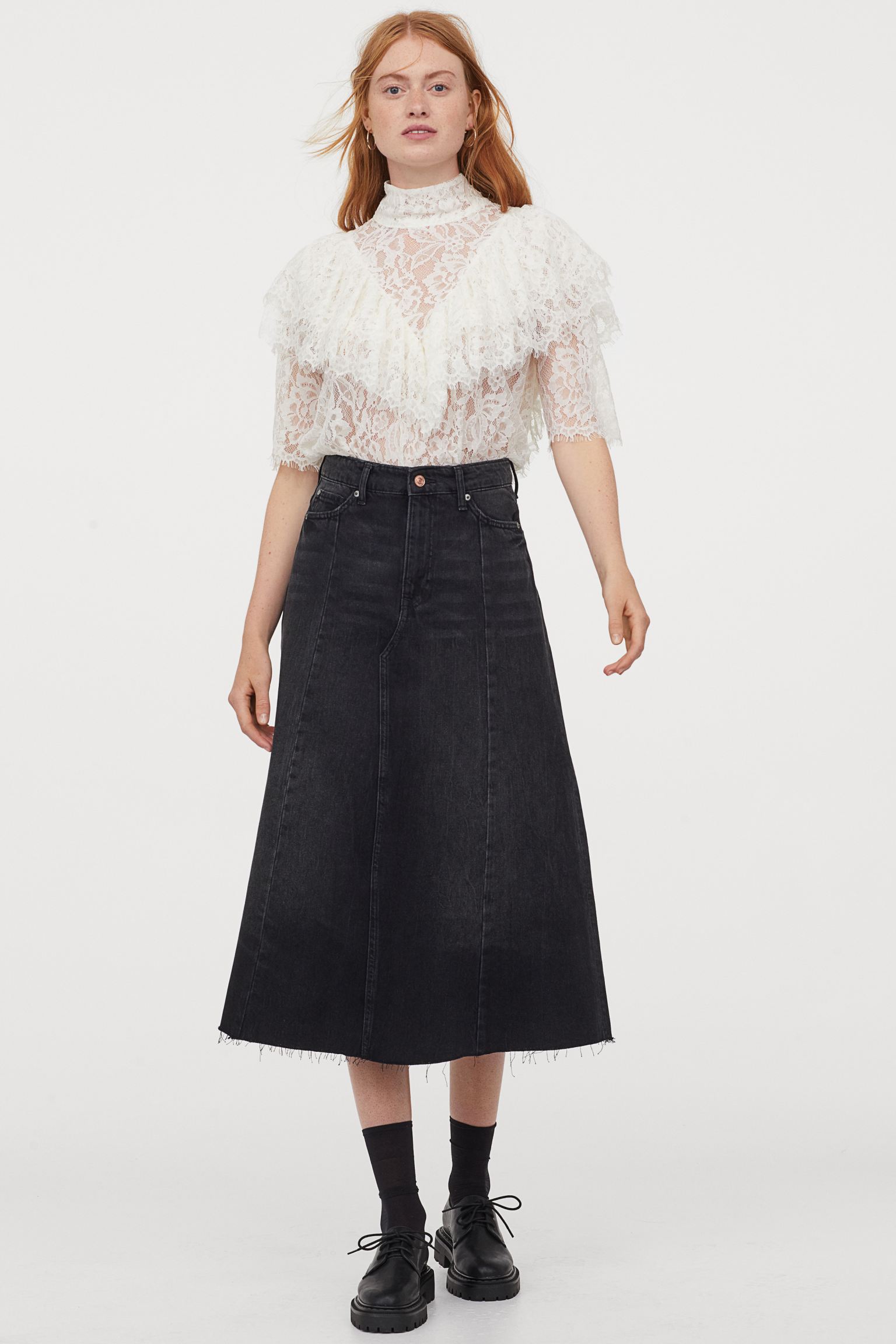 Falda midi de corte evasé en denim negro efecto lavado. Una prenda básica que llevarás este año y el que viene. (34,99 euros).